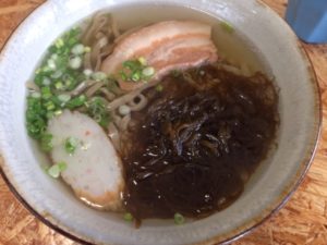 自家製麺でもずく入り沖縄そば